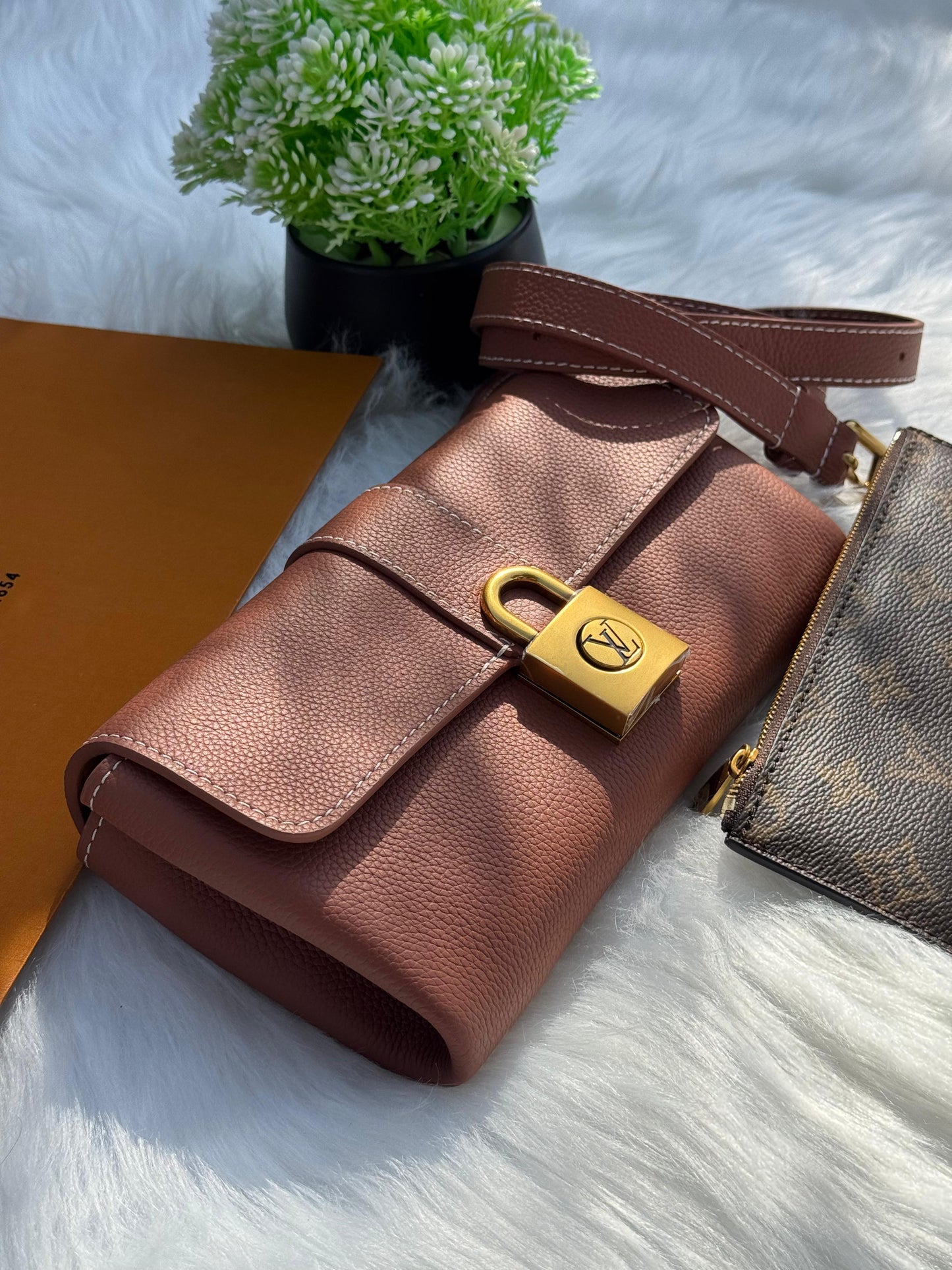 LV Wallet On Chain Low Key Super master Quality with box and dust bag Size 22 Cm