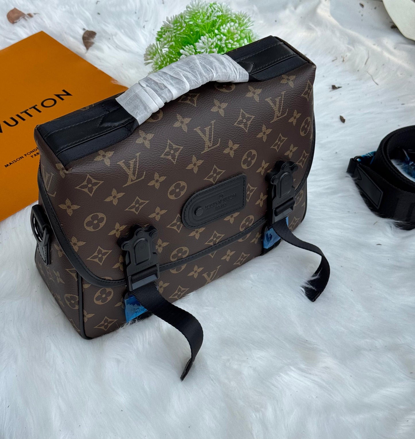 LV Trail Messenger Super master Quality with box and dust bag