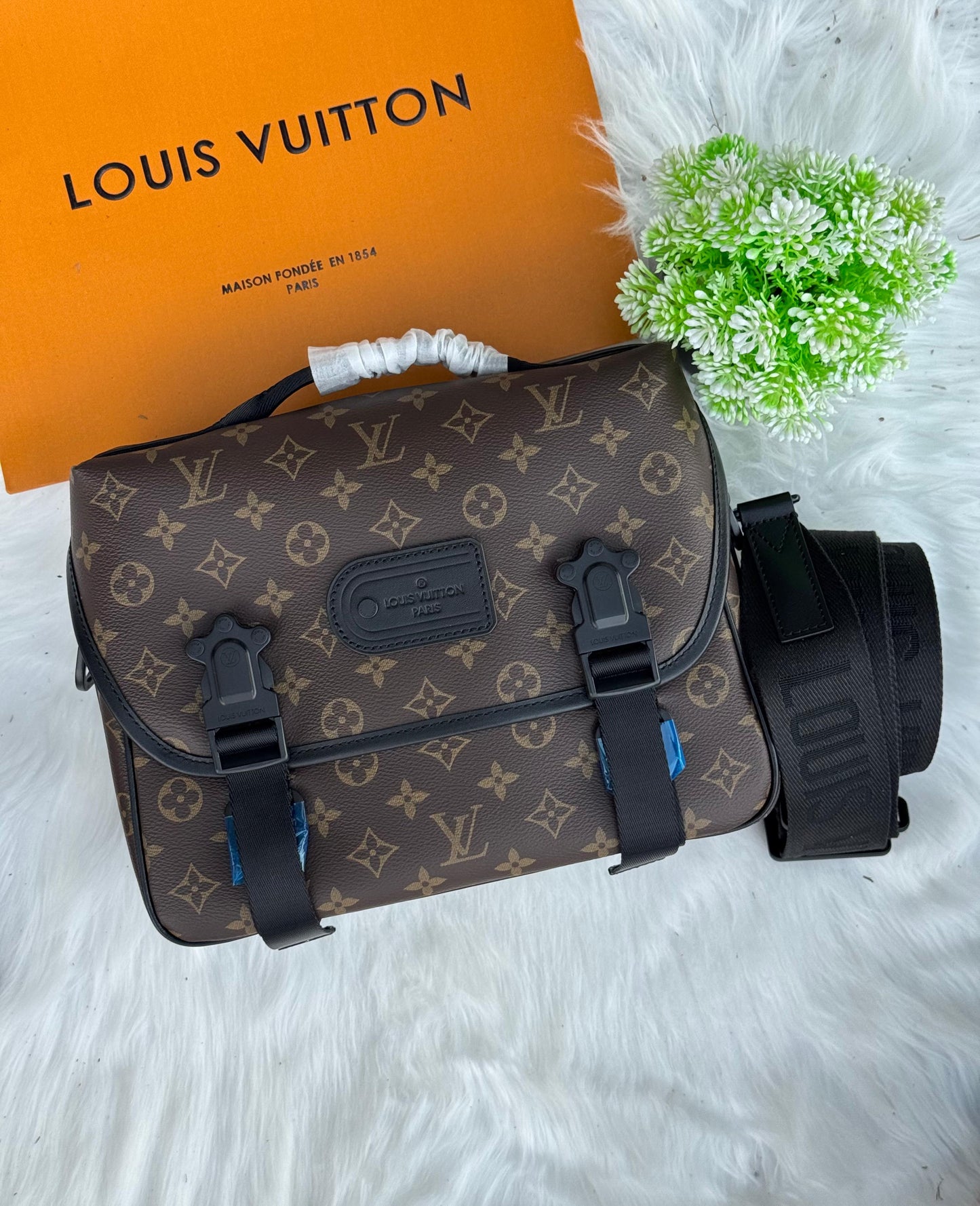 LV Trail Messenger Super master Quality with box and dust bag