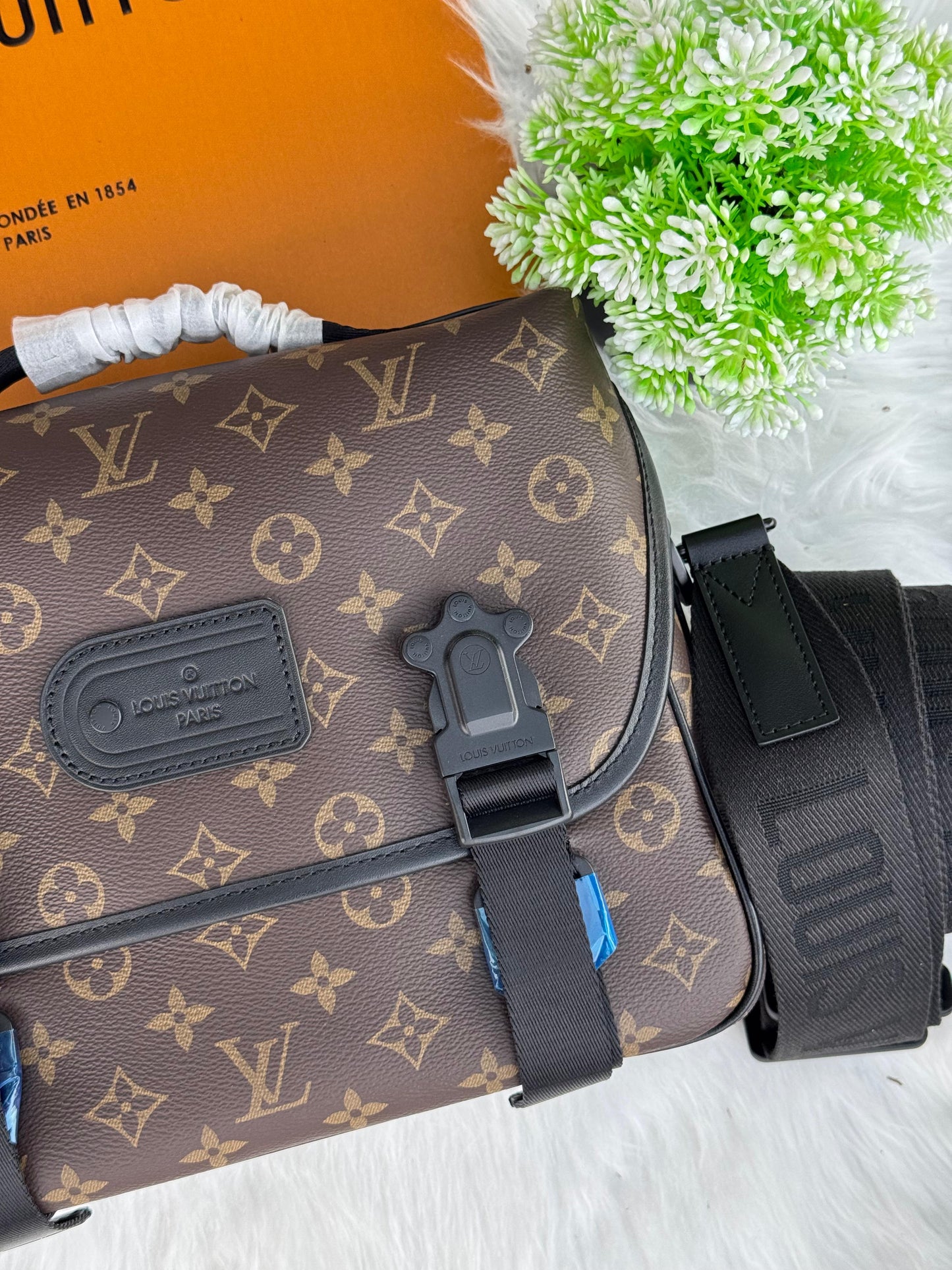LV Trail Messenger Super master Quality with box and dust bag