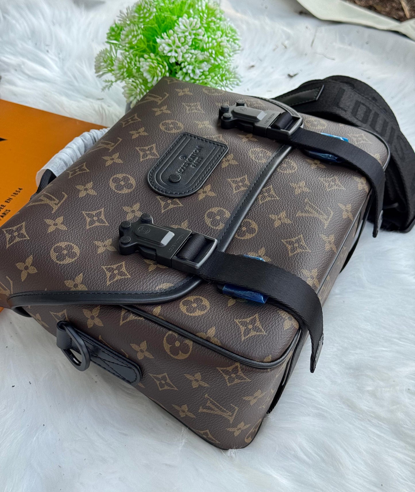 LV Trail Messenger Super master Quality with box and dust bag
