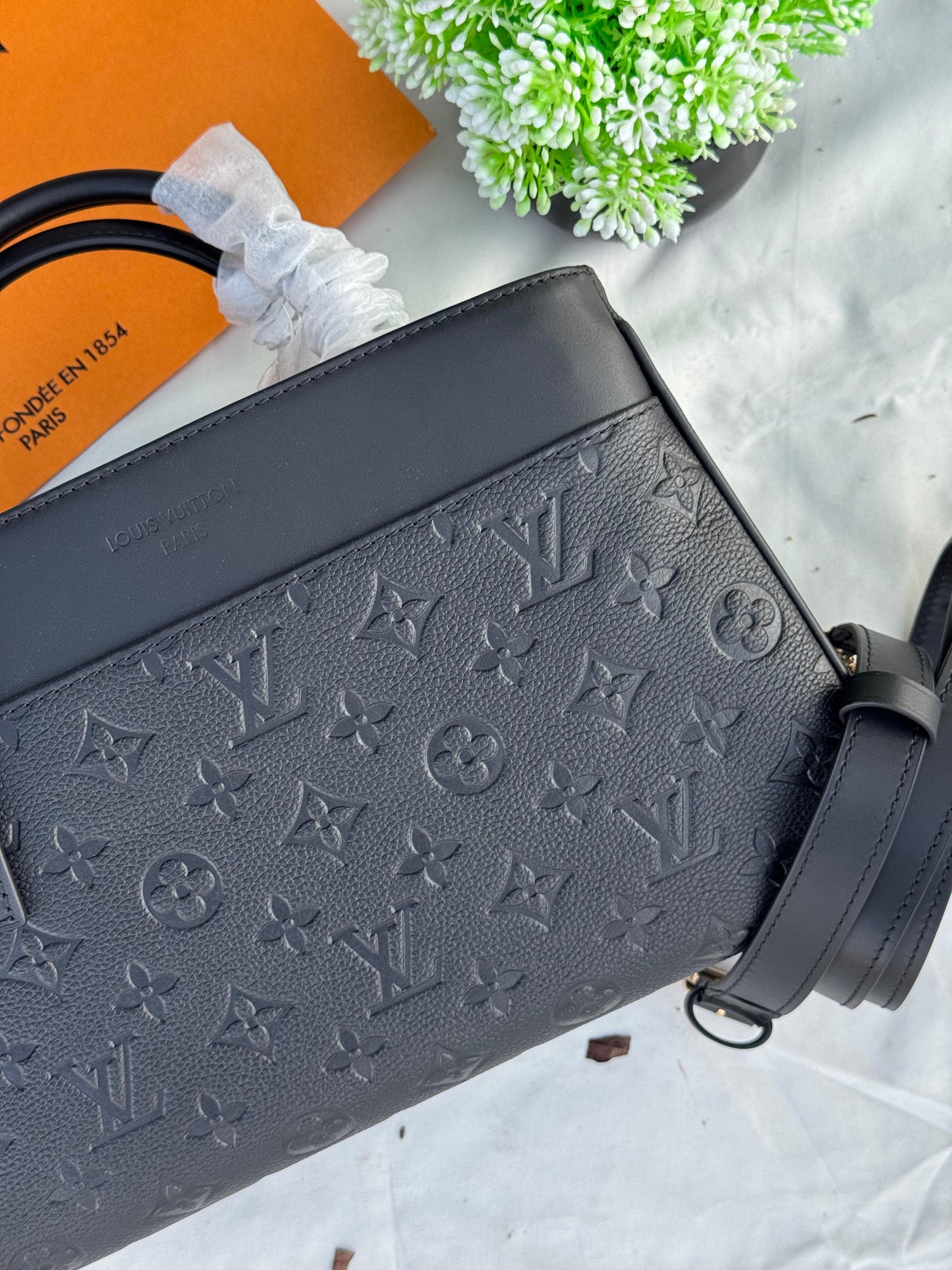 LV Avenue PM Super master Quality with box and dust bag Size 30 cm