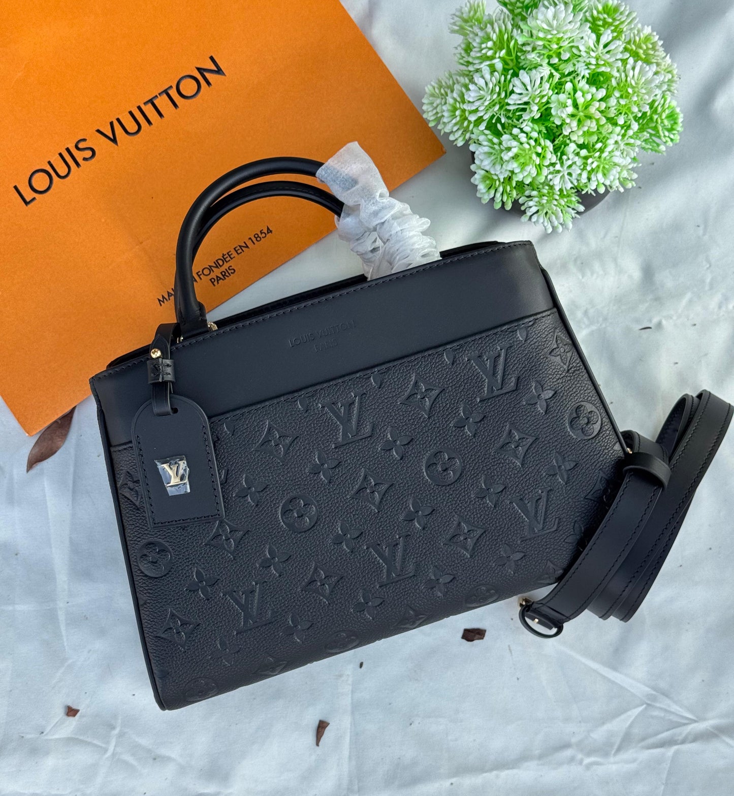 LV Avenue PM Super master Quality with box and dust bag Size 30 cm