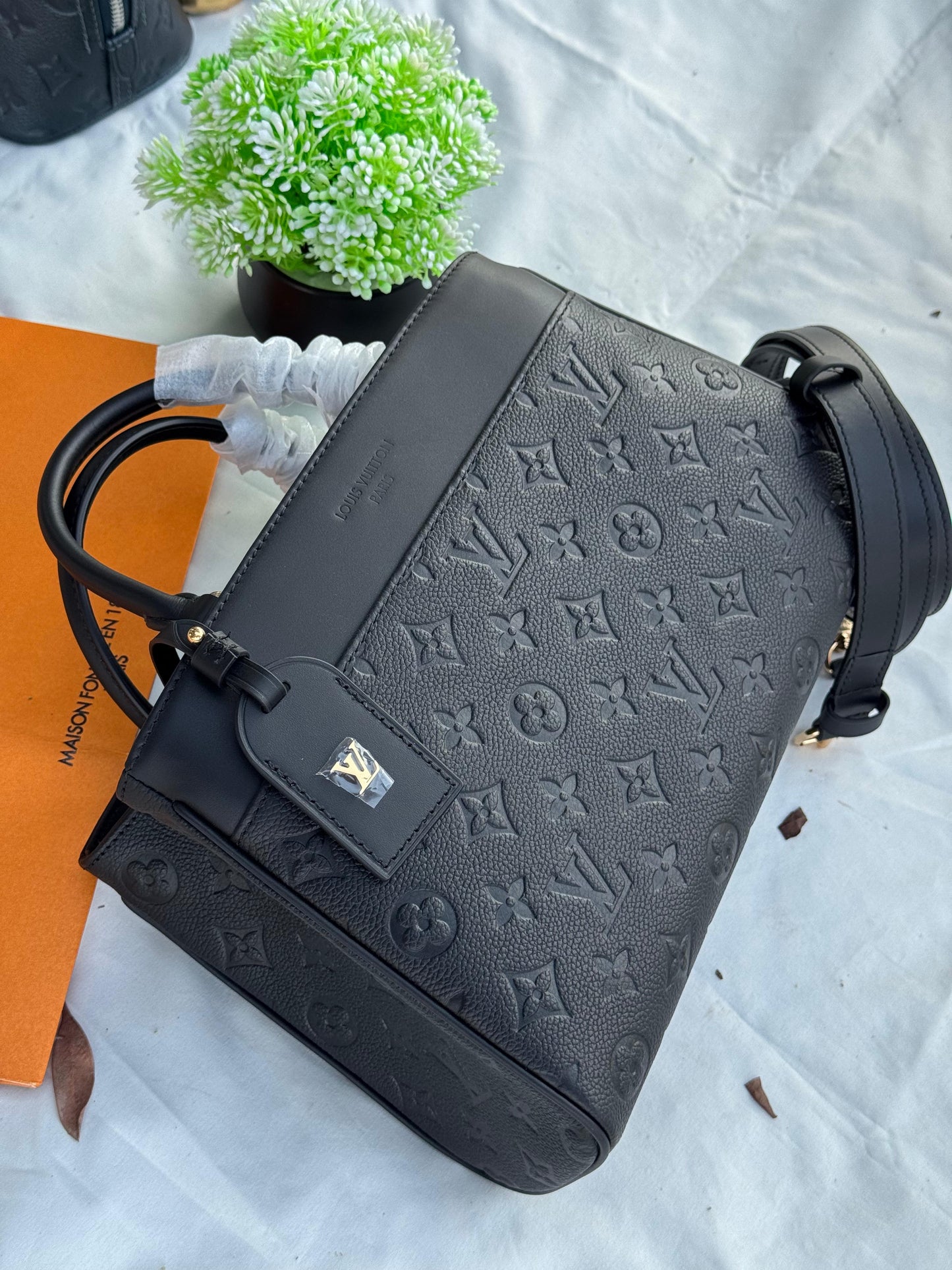 LV Avenue PM Super master Quality with box and dust bag Size 30 cm