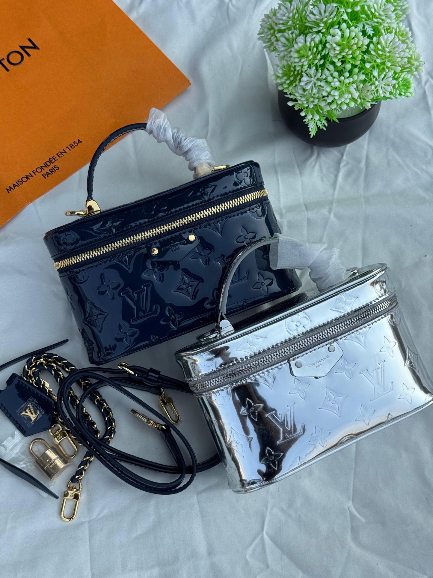 New LV Vanity Chain Shiny Super master Quality with box and dust bag Size 19 Cm