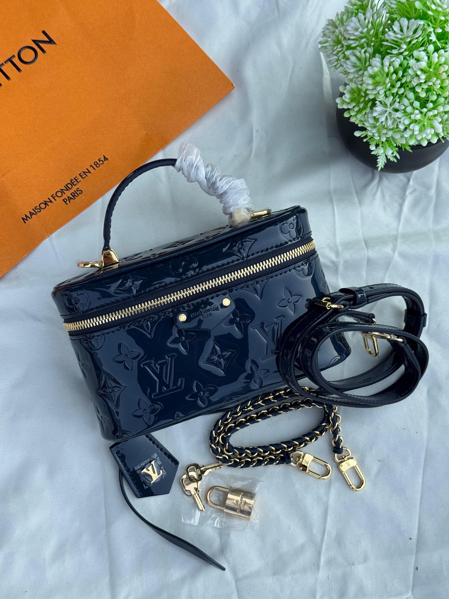 New LV Vanity Chain Shiny Super master Quality with box and dust bag Size 19 Cm