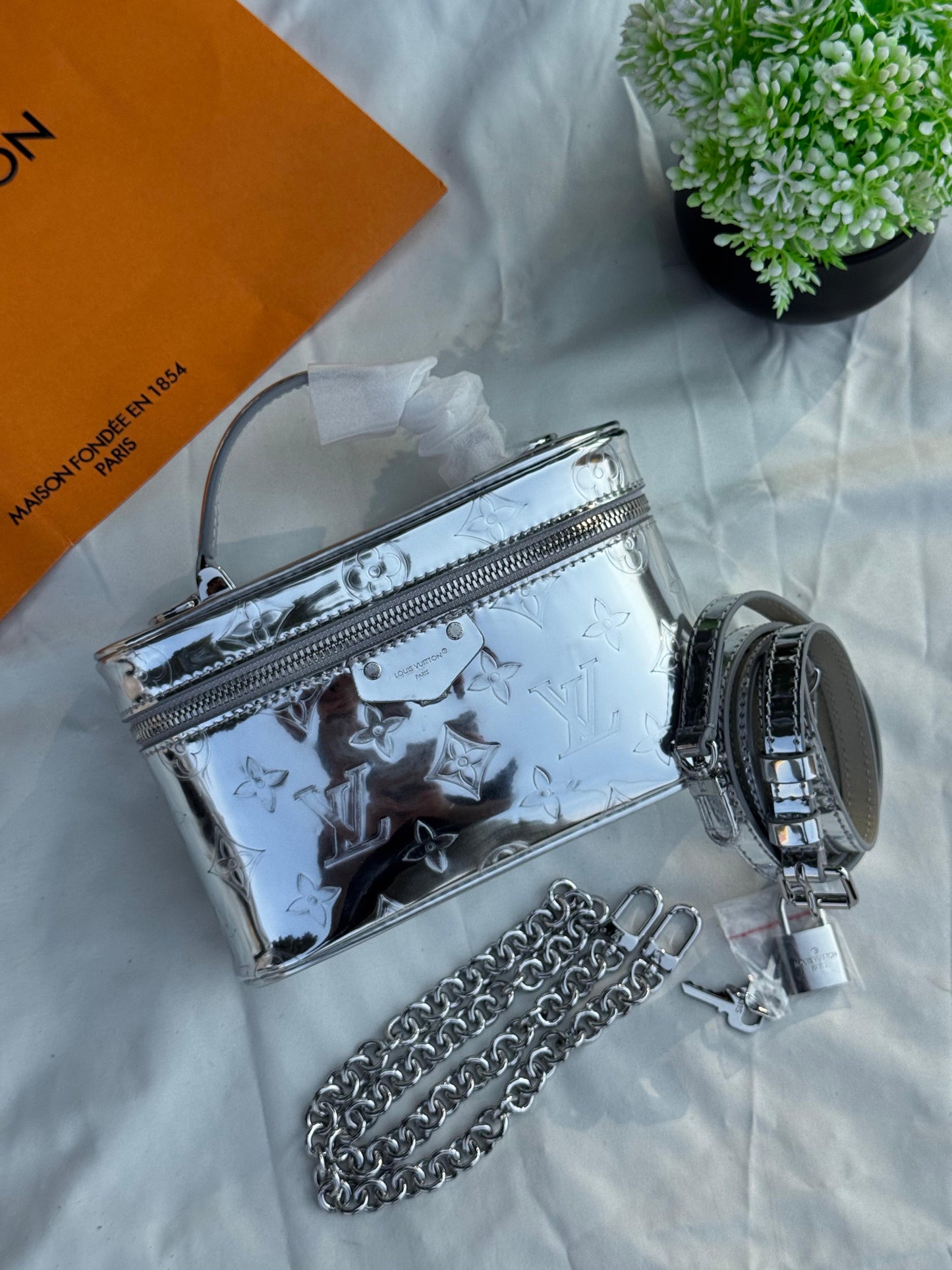 New LV Vanity Chain Shiny Super master Quality with box and dust bag Size 19 Cm
