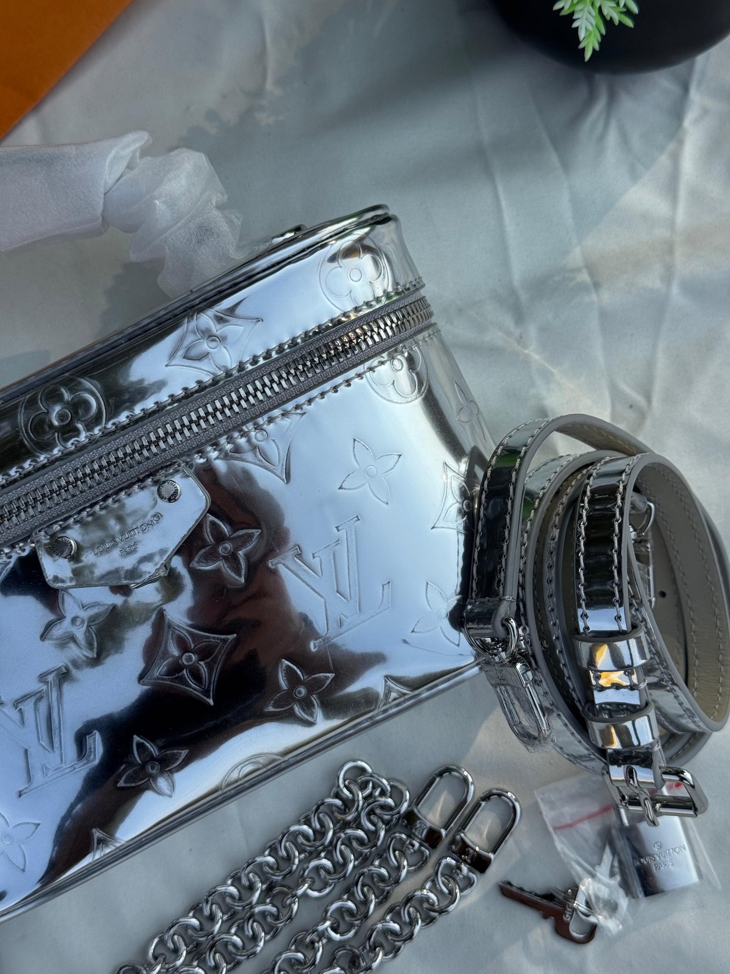 New LV Vanity Chain Shiny Super master Quality with box and dust bag Size 19 Cm